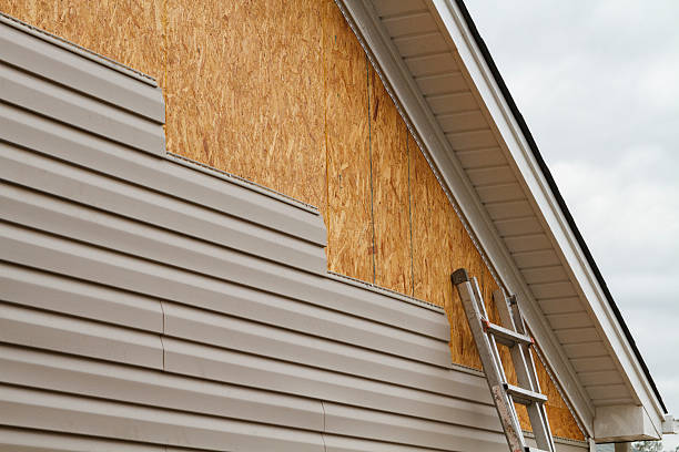 Professional Siding Installation technician working in Washington, NJ